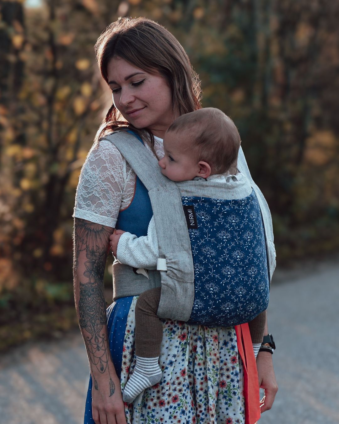 NIRMI Babytrage aus Leinen & Wolle, mit Blaudruck-Patch "Krönchen" (Österreich)