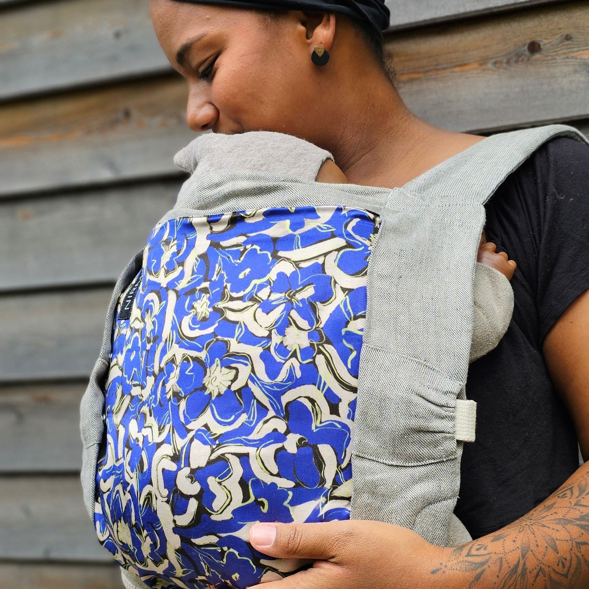 NIRMI bæresele i hør og uld med Impact Patch »Blue Flowers« af Sabinna