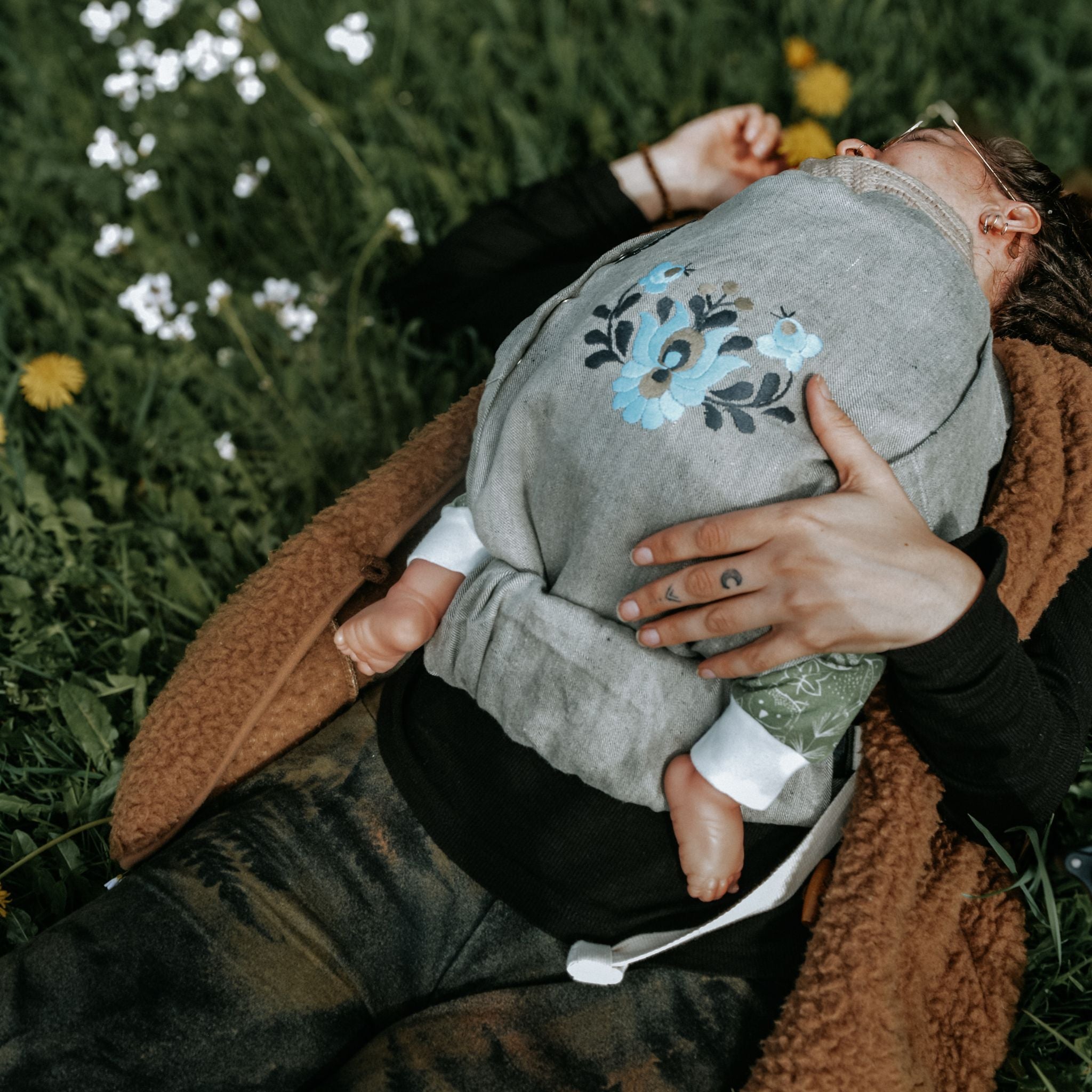 NIRMI Babytrage aus Leinen & Wolle, mit Patch "Matyó Blumen“ (Ungarn)
