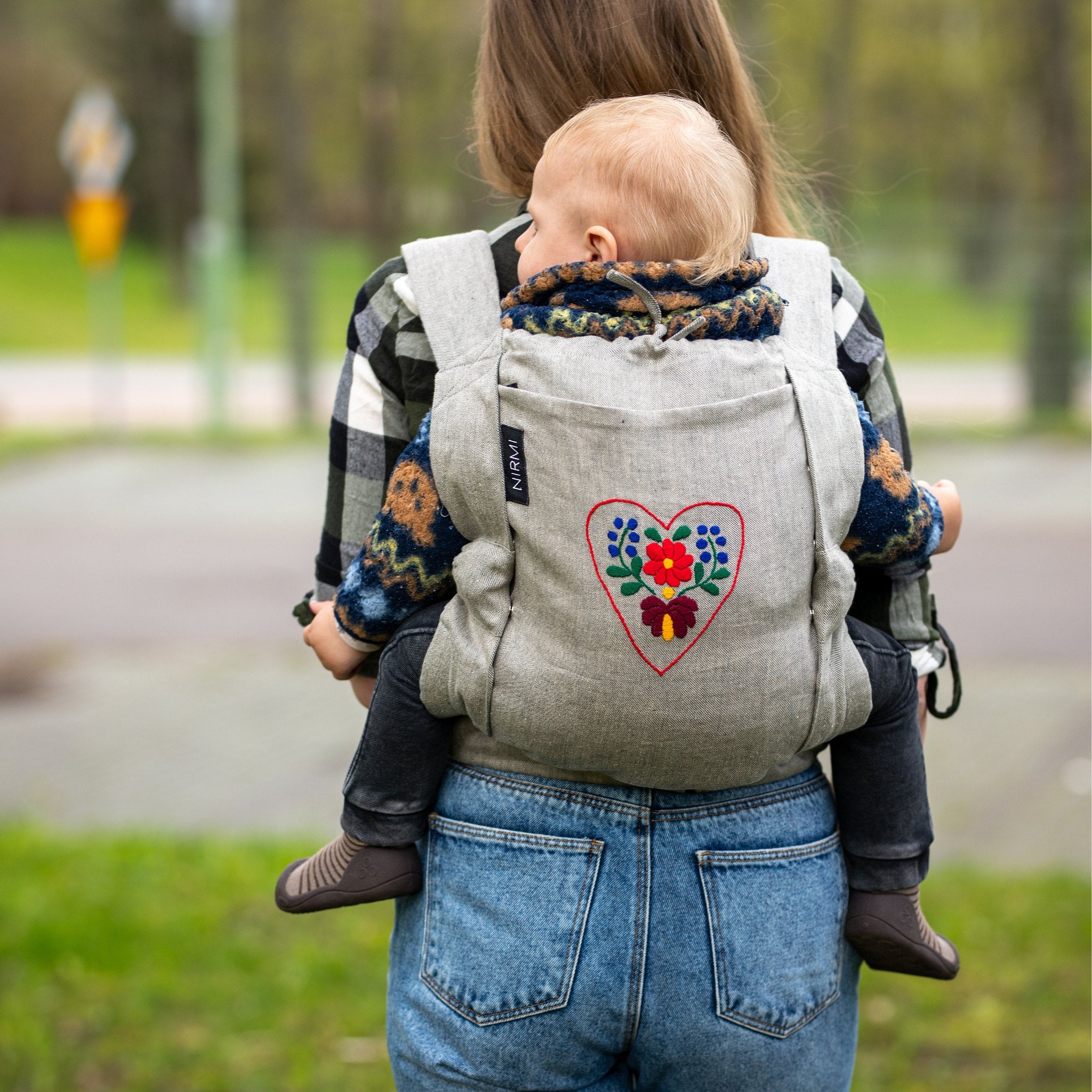 NIRMI Babytrage Matyó Herz aus Leinen