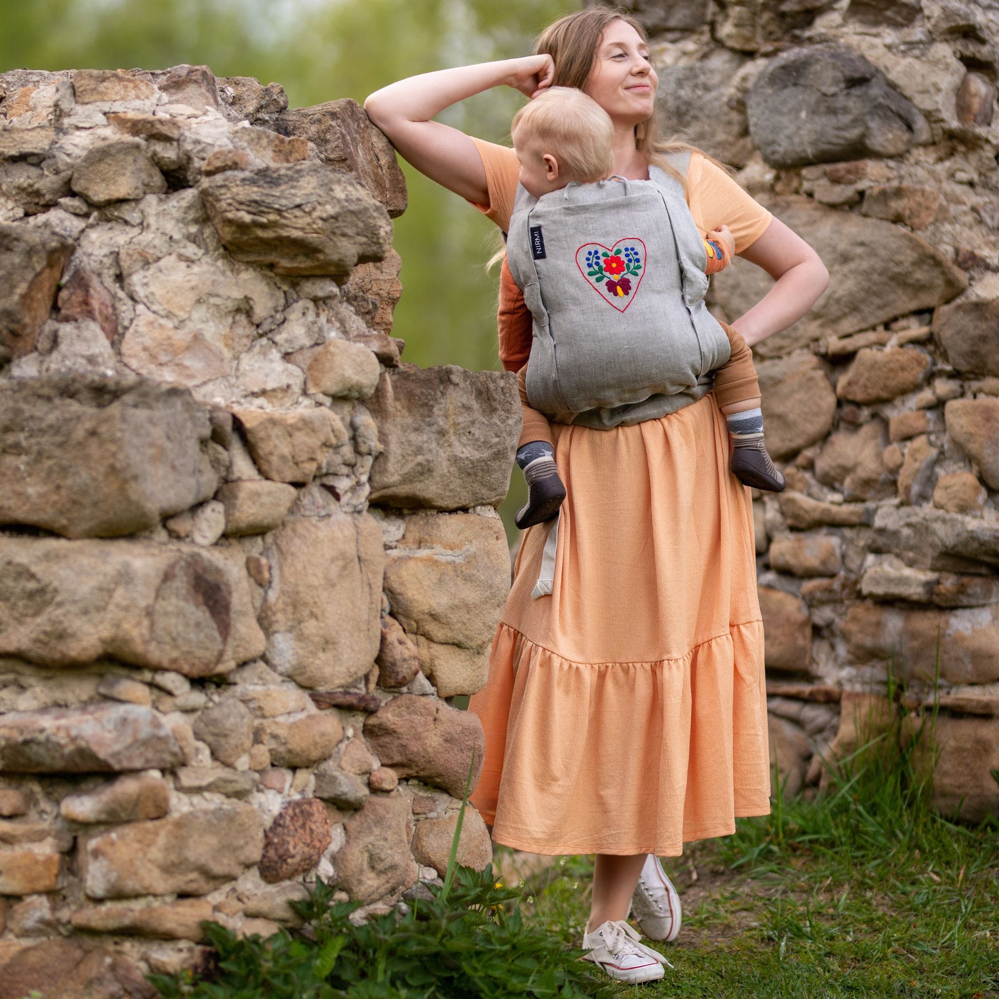 NIRMI Babytrage Matyó Herz aus Leinen