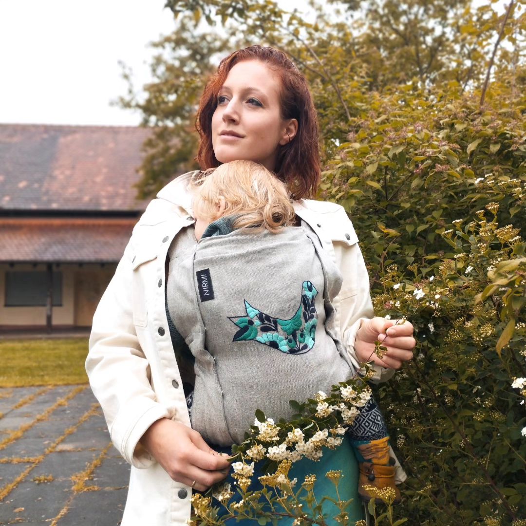 NIRMI Babytrage aus Leinen & Wolle, mit Patch "Matyó Vogel“ (Ungarn)