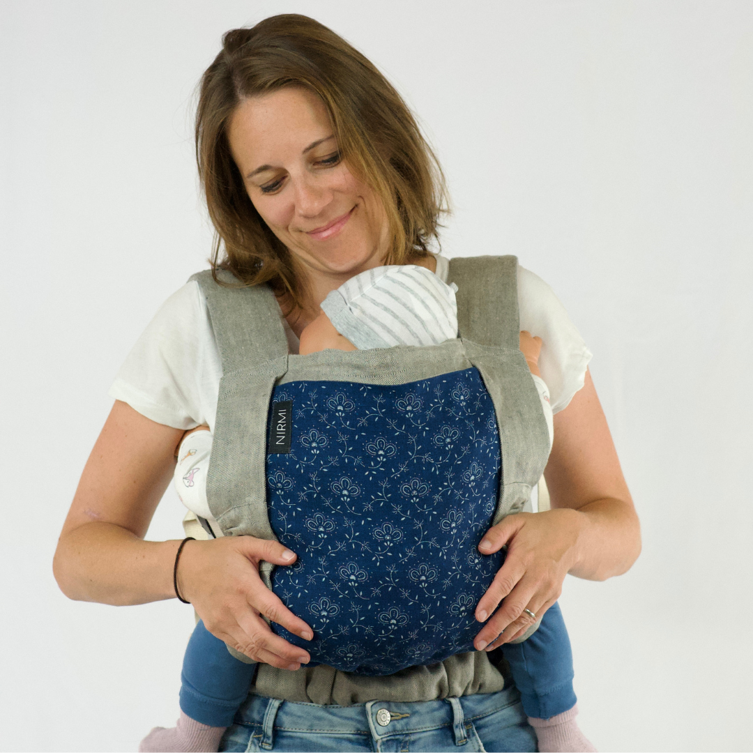 NIRMI Babytrage aus Leinen & Wolle, mit Blaudruck-Patch "Krönchen" (Österreich)