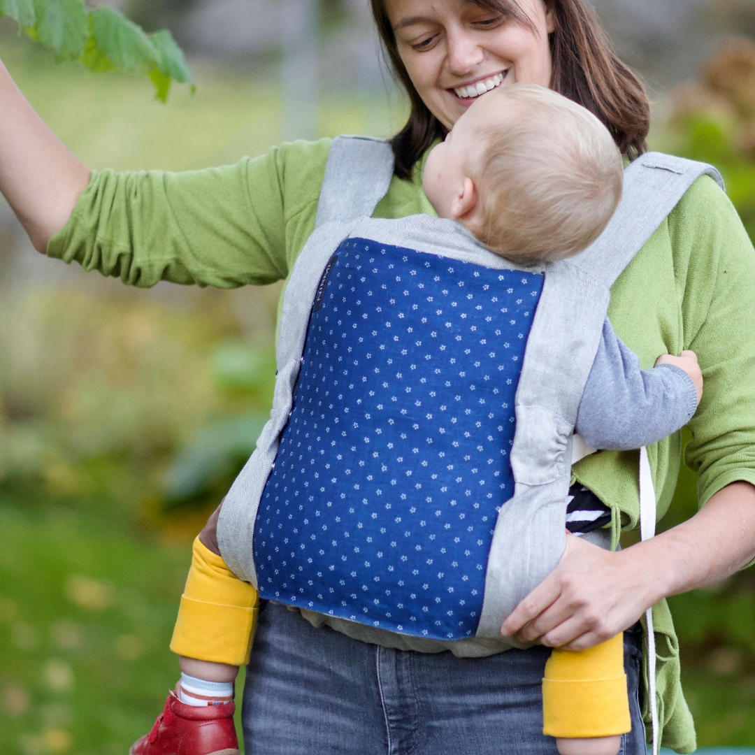 NIRMI Babytrage aus Leinen & Wolle, mit Blaudruck-Patch "Streublümchen" (Österreich)