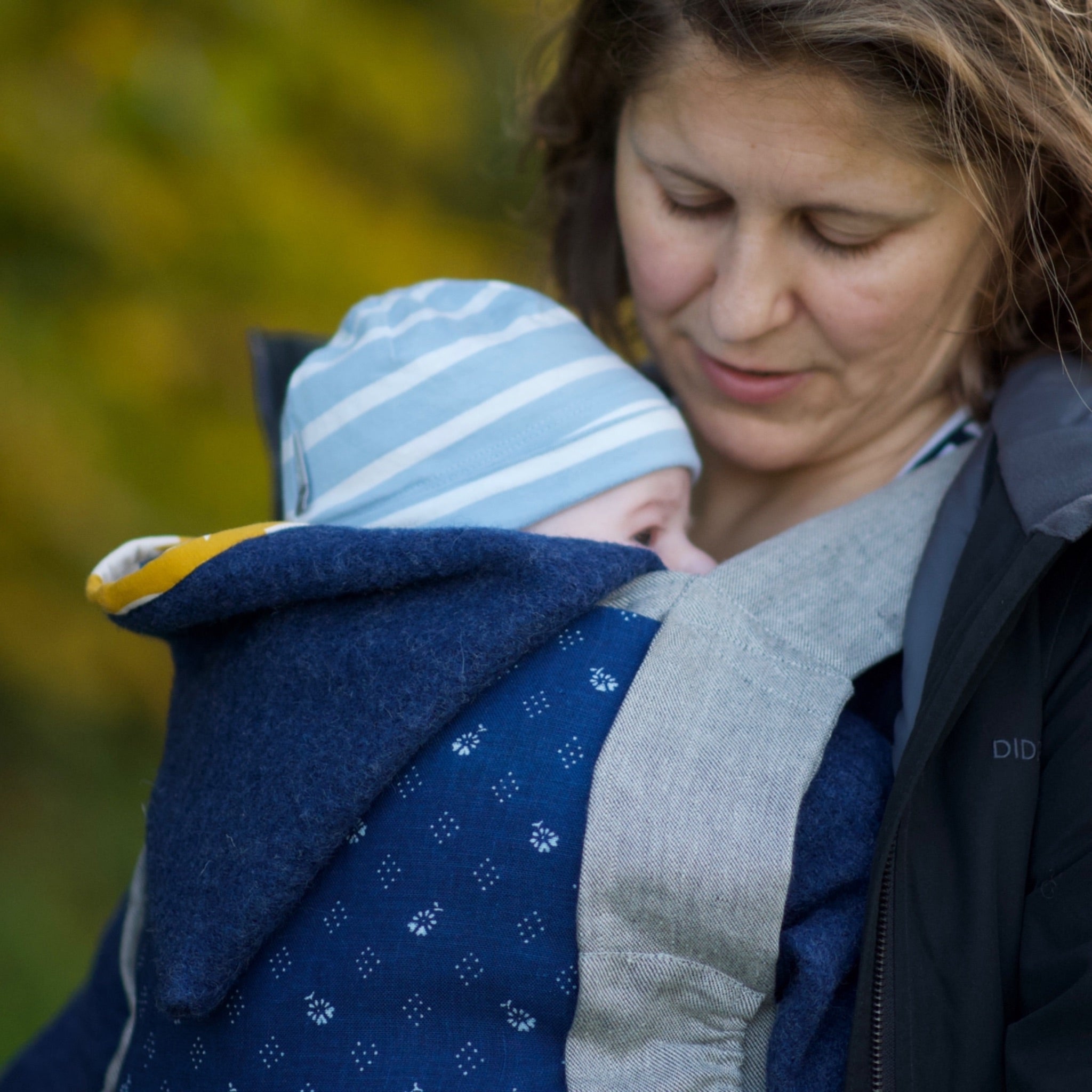 NIRMI Babytrage aus Leinen & Wolle, mit Blaudruck-Patch "Blumen und Rauten" (Österreich)