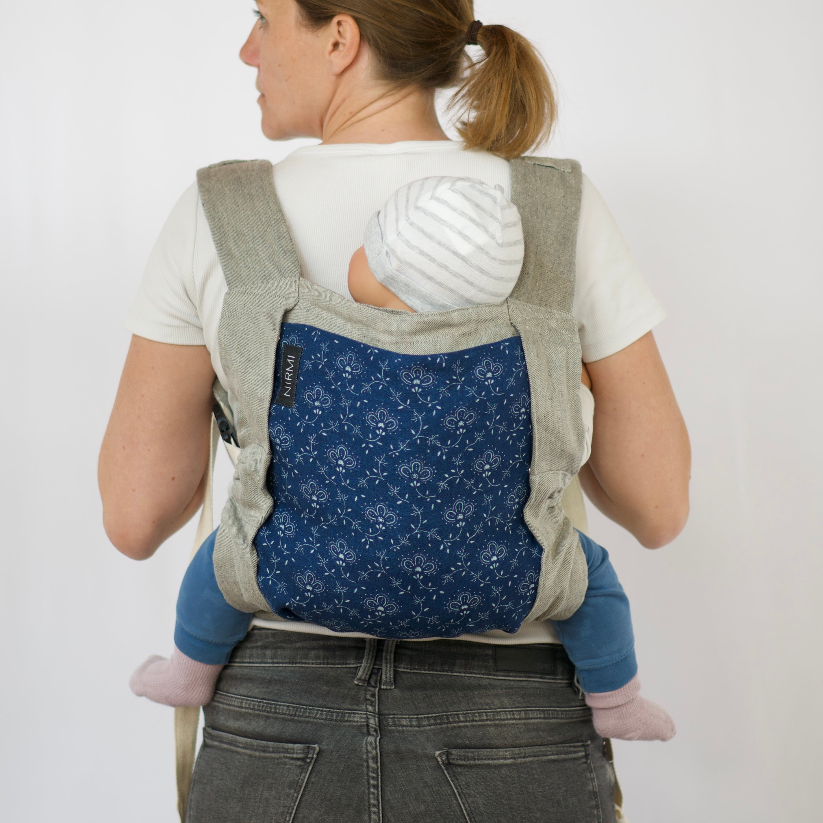 NIRMI Babytrage aus Leinen & Wolle, mit Blaudruck-Patch "Krönchen" (Österreich)