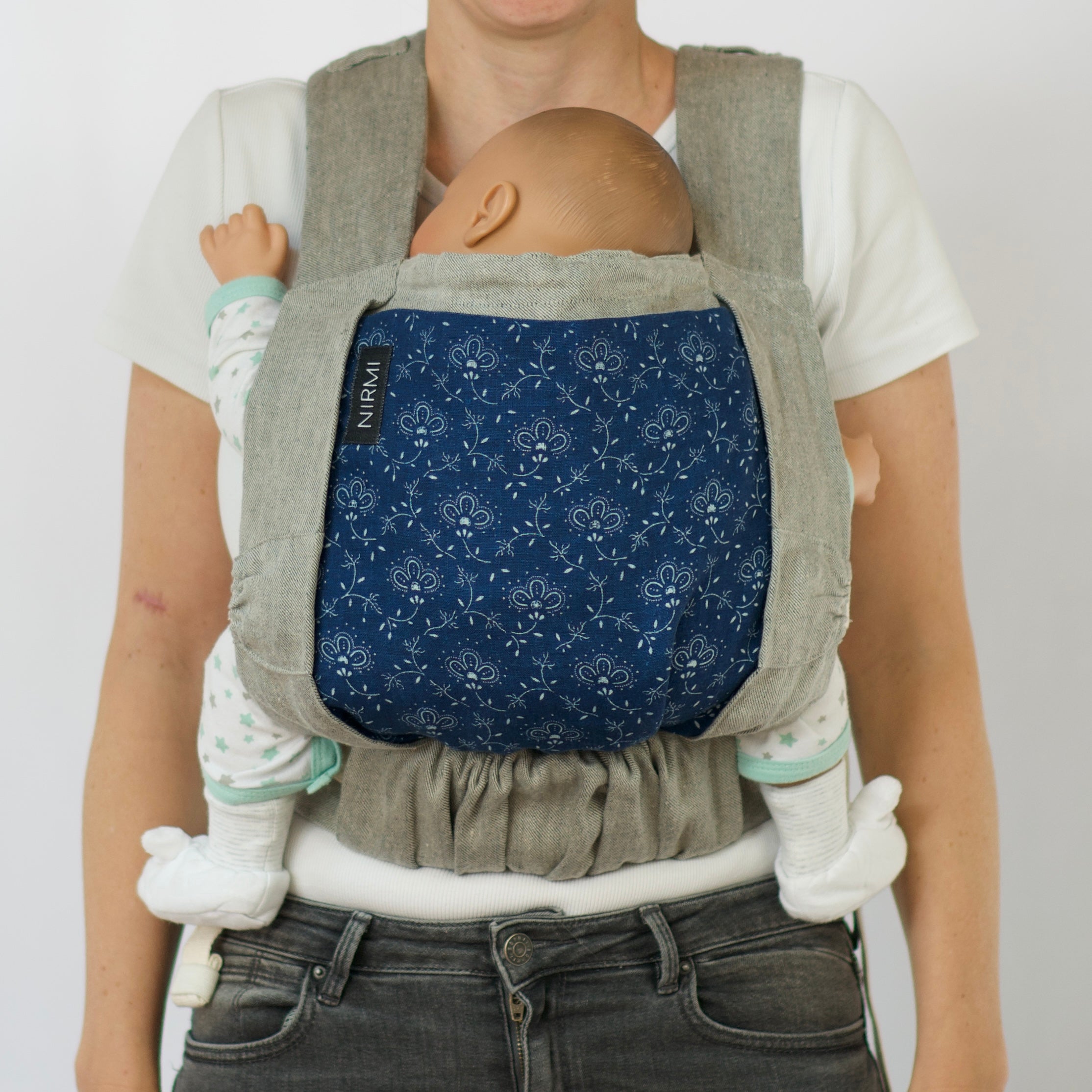 NIRMI Babytrage aus Leinen & Wolle, mit Blaudruck-Patch "Krönchen" (Österreich)
